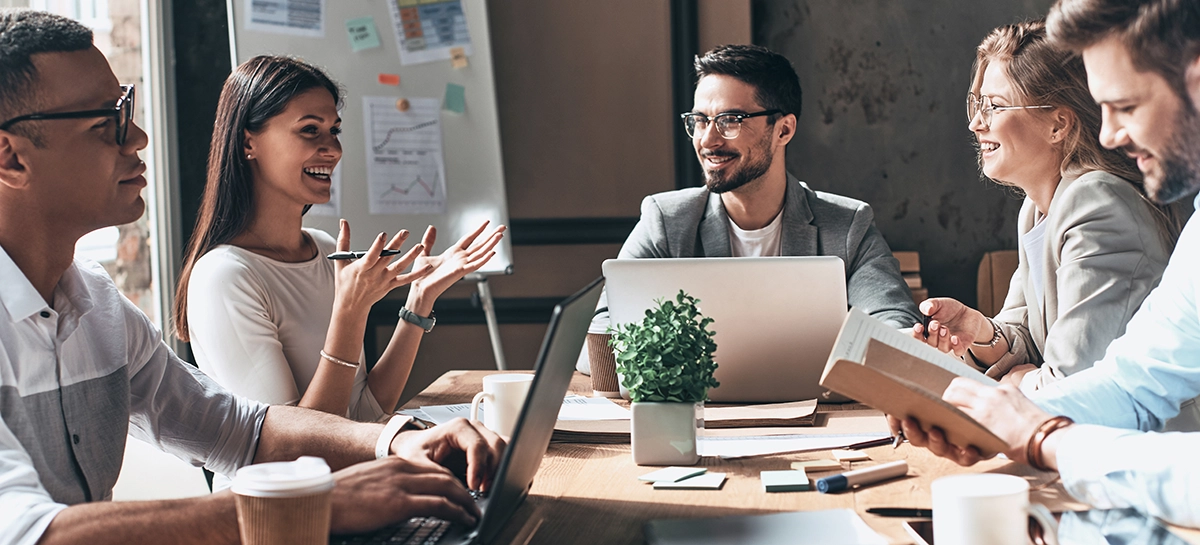 ミーティングをしてながらコミュニケーションをとっている様子